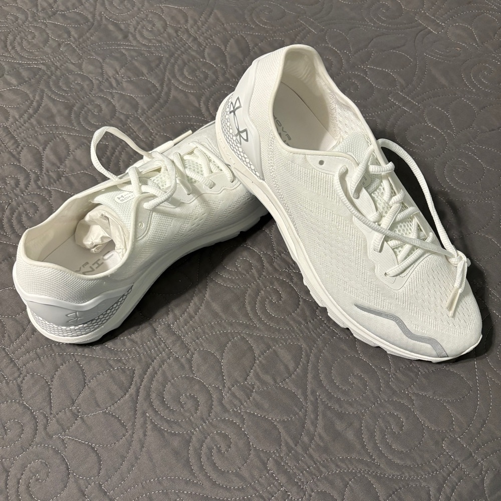 *Never worn!!* Under Armour Women’s HOVR Sonic 6 Running Shoes